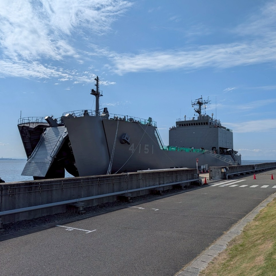海上自衛隊　阪神基地で掃海艦と掃海艇の見学