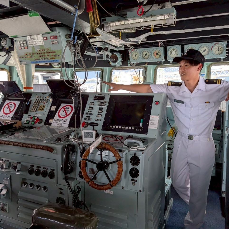 海上自衛隊　阪神基地で掃海艦と掃海艇の見学