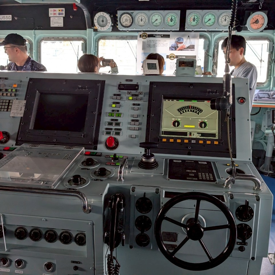 海上自衛隊　阪神基地で掃海艦と掃海艇の見学